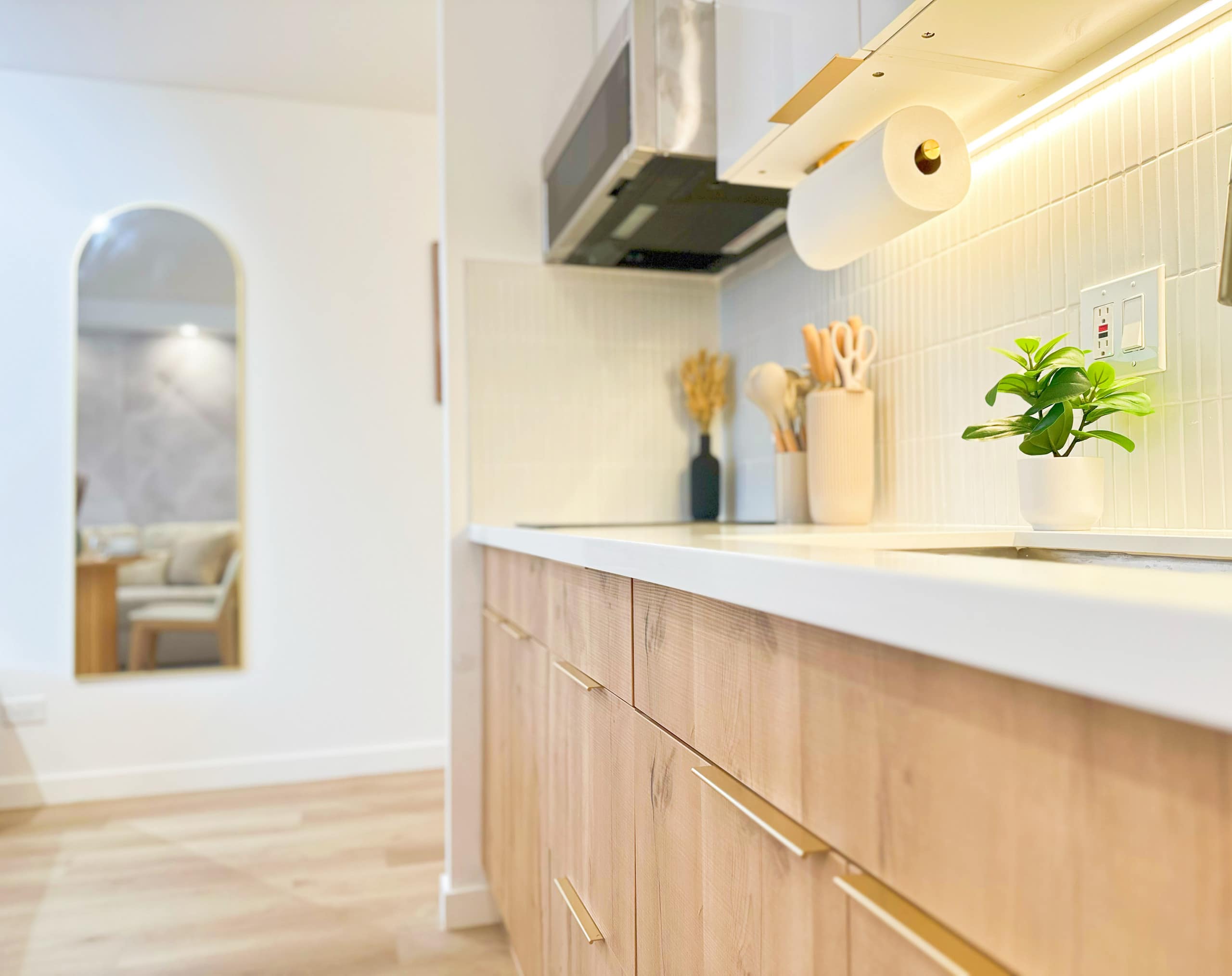 Cozy Escape in the Heart of Waikiki with 1 Parking - Image 27