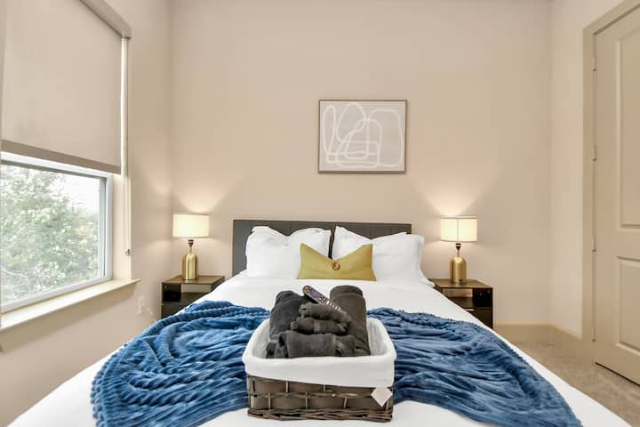 Cama tamaño queen con toallas/bata limpias y una manta adicional 