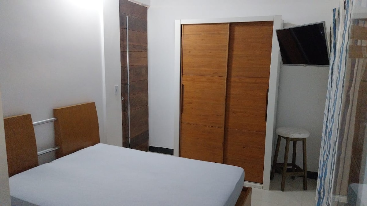 Ნომრის ფლიგელი 2

Კასალის საწოლი
Ტელევიზია
Გუარდის ტანსაცმელი
Აპარადორი
Რანტე-ნიკო
Სააბაზანო საშხაპითა და ონკანით გაზის სისტემაში
Აქსესუარები, საკარმიდამო ნაკეთობები და უჟანგავი ფოლადის ნაგავი