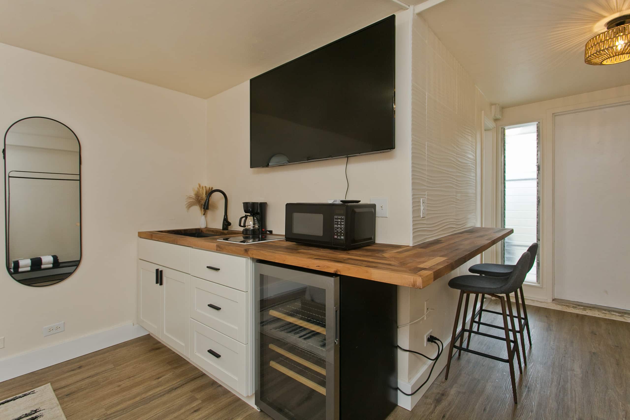 Island Escape Studio, Newly Renovated, AC - Image 3