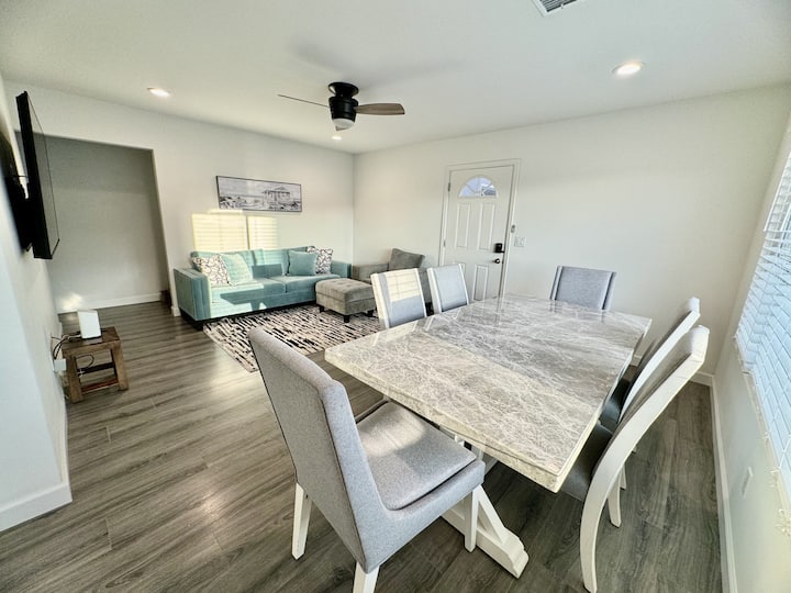 Downtown Oasis | Parkings, King Beds, Walk 2 Beach - Oceanside, Californie