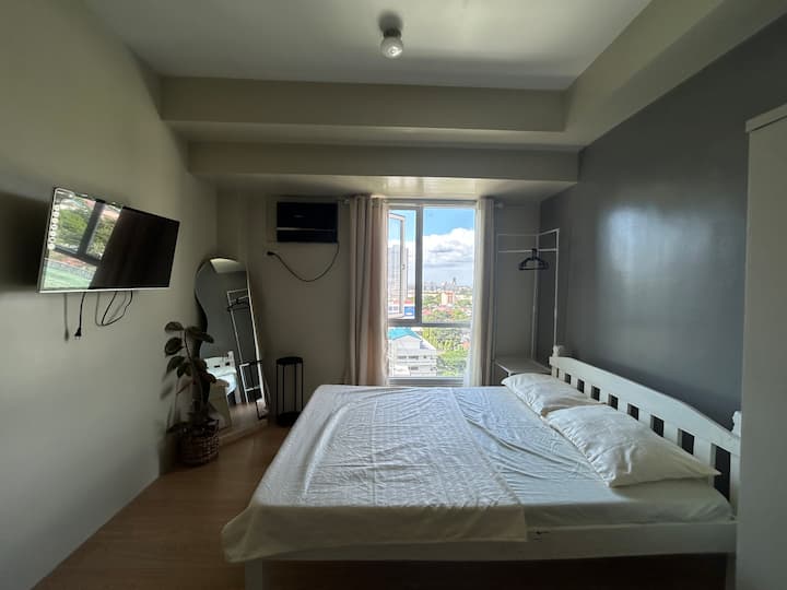 Გაითვალისწინეთ, რომ ბინაში არის ორადგილიანი საწოლი, რომელიც 2 ადამიანს იტევს. Დამატებითი ლეიბი ხელმისაწვდომი იქნება მხოლოდ მესამე პირის დაბინავების შემთხვევაში.