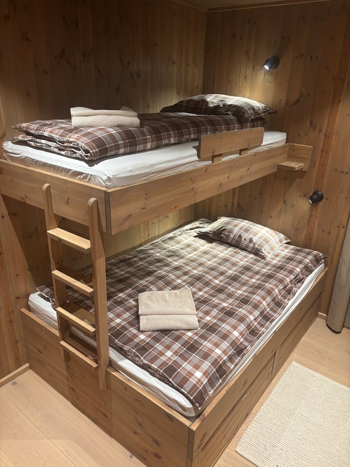 غرفة النوم 3: سرير عائلي مصنوع 90/140 × 200 سم