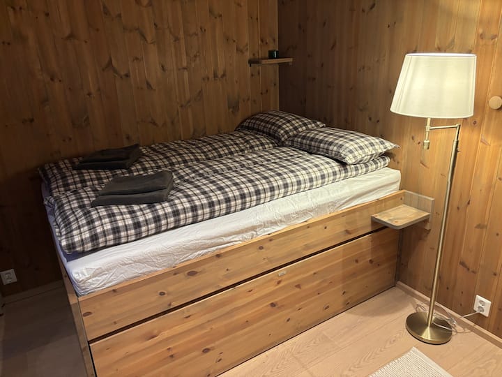 غرفة النوم رقم 2: سرير مزدوج 140 × 200 سم