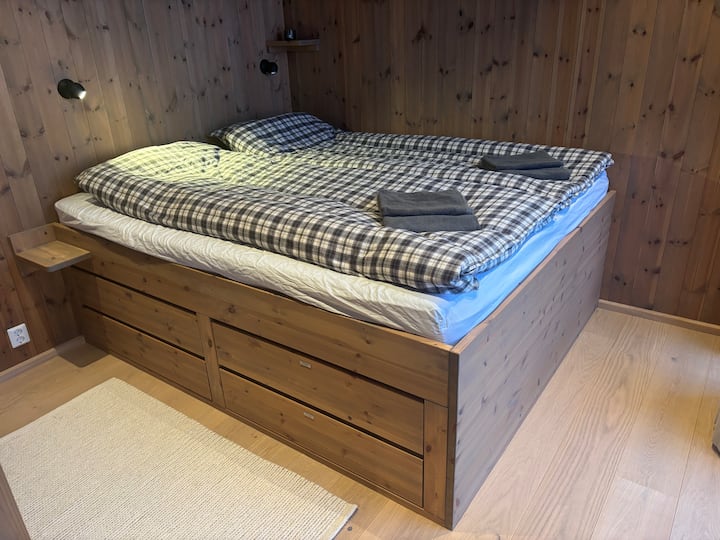 غرفة النوم رقم 1: سرير مزدوج 180 × 220 سم