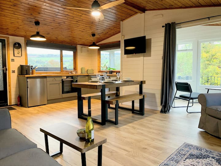 Rustic Riverside Lodge Plus Hot Tub. - Haworth