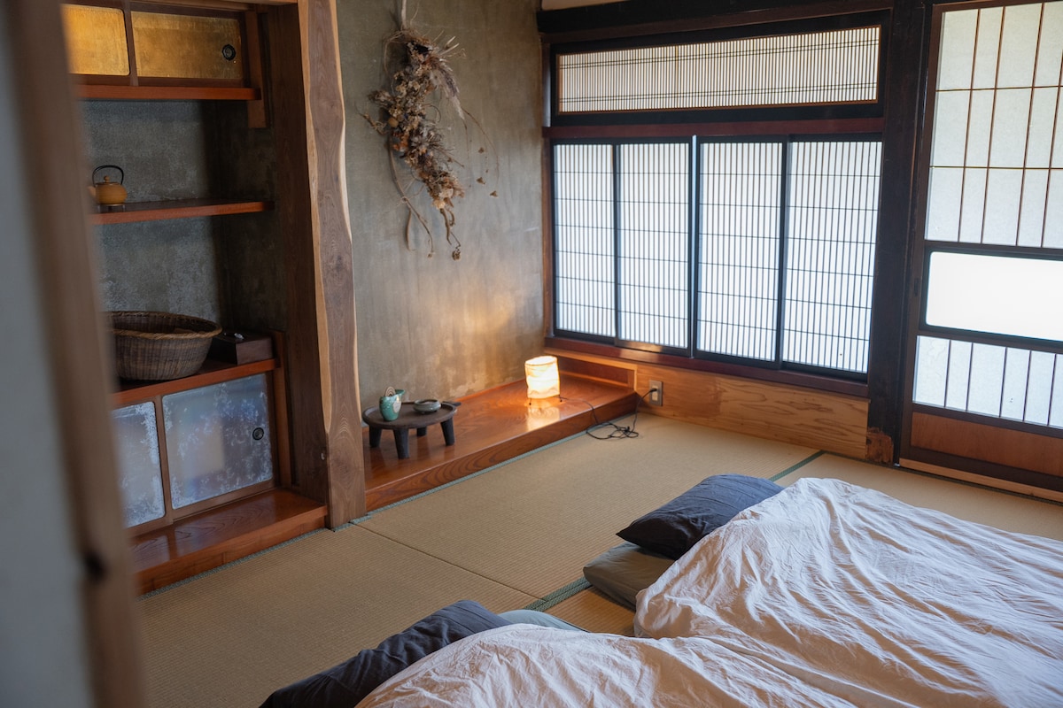 It is a 8 tatami room.
You can lay out up to 4 futons.