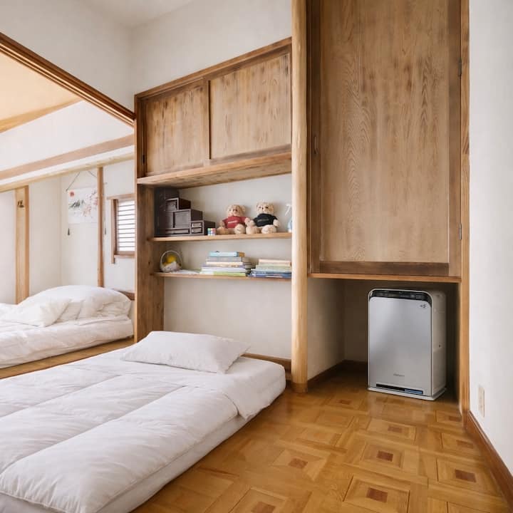 มีห้องนอน 2 ห้องบนชั้น 2: ห้องนอน ① มีเตียงคู่ 2 เตียง และห้องนอน ② มีเตียงนอนกึ่งคู่ 2 เตียง พร้อมห้องสำรอง 1 ห้อง (ห้องเด็ก)ห้องว่างมีฟูกนอนขนาดเดี่ยว (100 × 200 ซม.) และผ้าห่มไฟฟ้า จึงสามารถใช้เป็นห้องนอนที่ 3 ได้