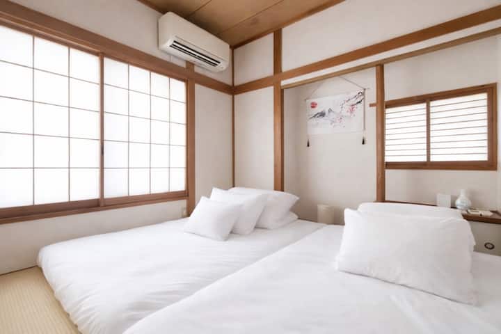 ห้องนอน ② มีเตียงนอนคู่คุณภาพสูง 2 ชุด (120 × 200 ซม.) และฟูกนอนขนาดใหญ่ และรองรับผู้เข้าพักได้สูงสุด 4 คนมีผ้าห่มไฟฟ้าให้ในฤดูหนาว  เมื่อคุณปิดชัตเตอร์ด้านนอกประตูบานเลื่อน แสงจะถูกบังอย่างสมบูรณ์