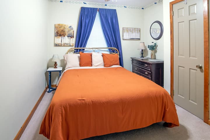 Menšia manželská posteľ na prvom poschodí 