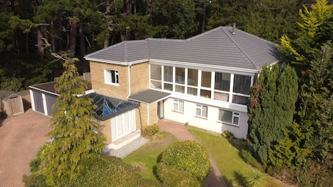 5 Bed House - Pool - Hot Tub - Sauna - Near Coast