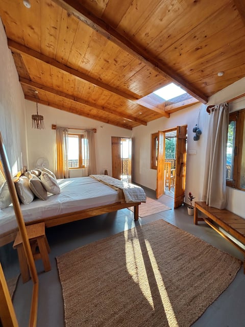 Stay with Natives - Mountain View cottage in Bir