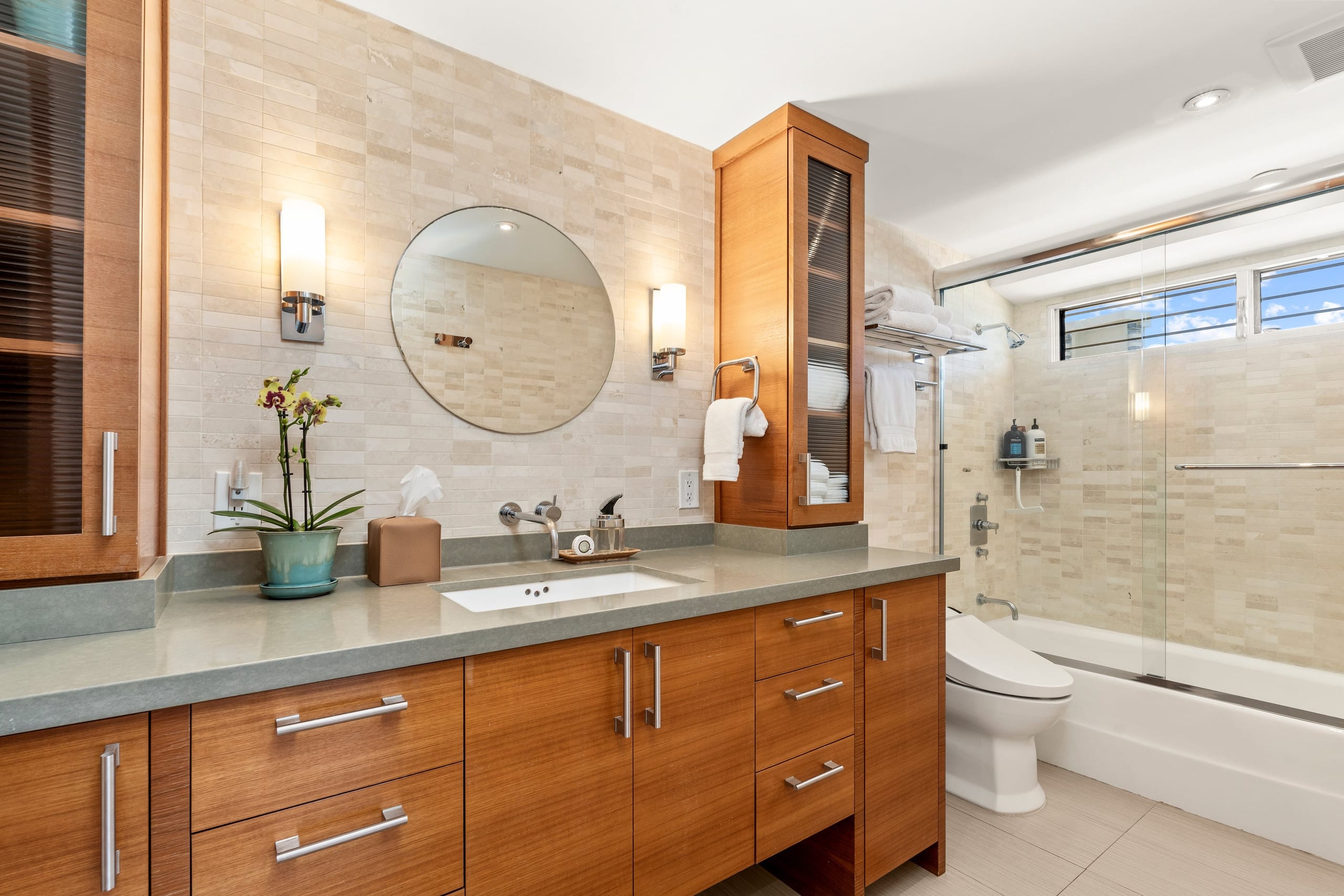 Condo in Honolulu · ★4.97 · 2 bedrooms · 2 beds · 2 private baths - Image 35
