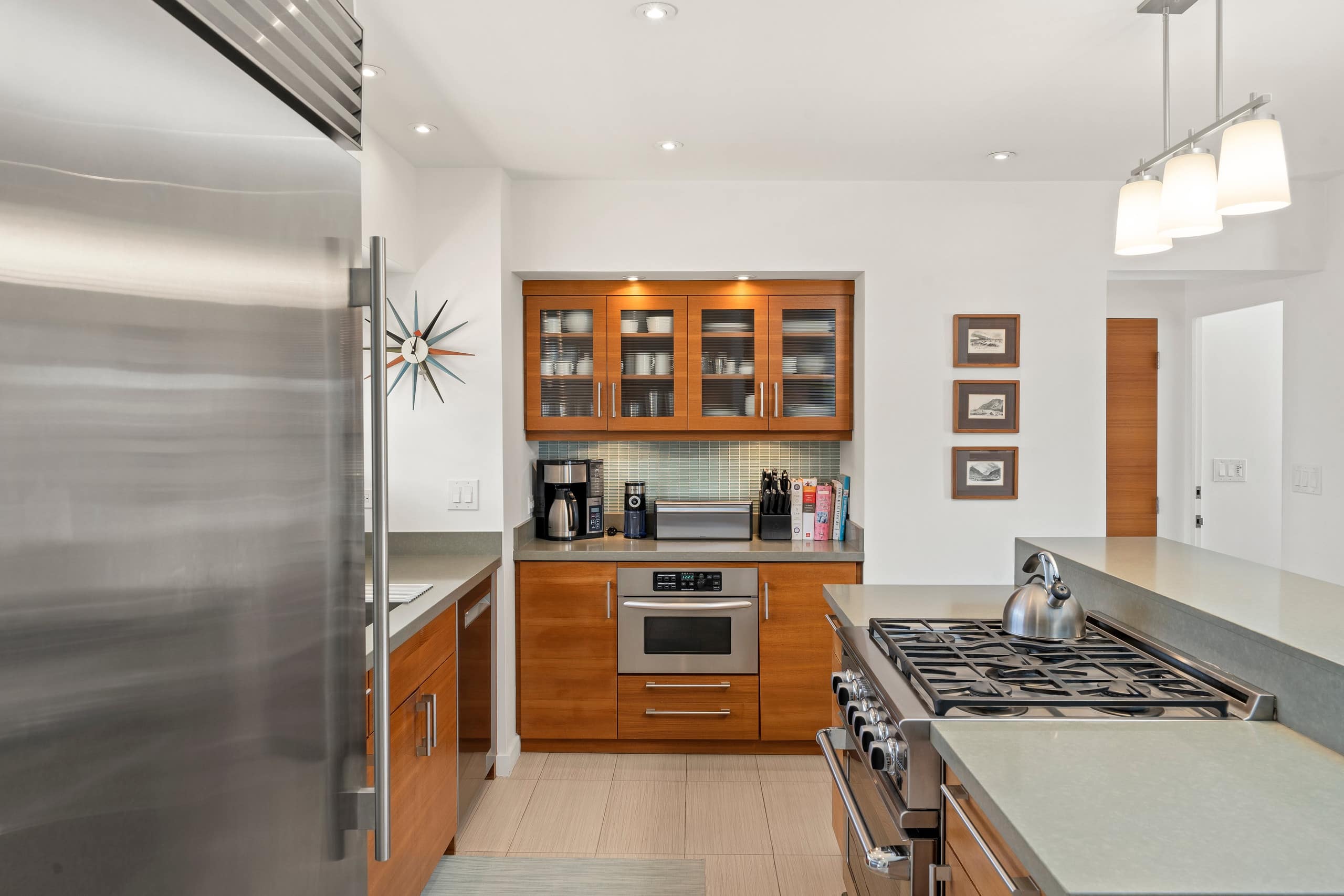 Condo in Honolulu · ★4.97 · 2 bedrooms · 2 beds · 2 private baths - Image 15
