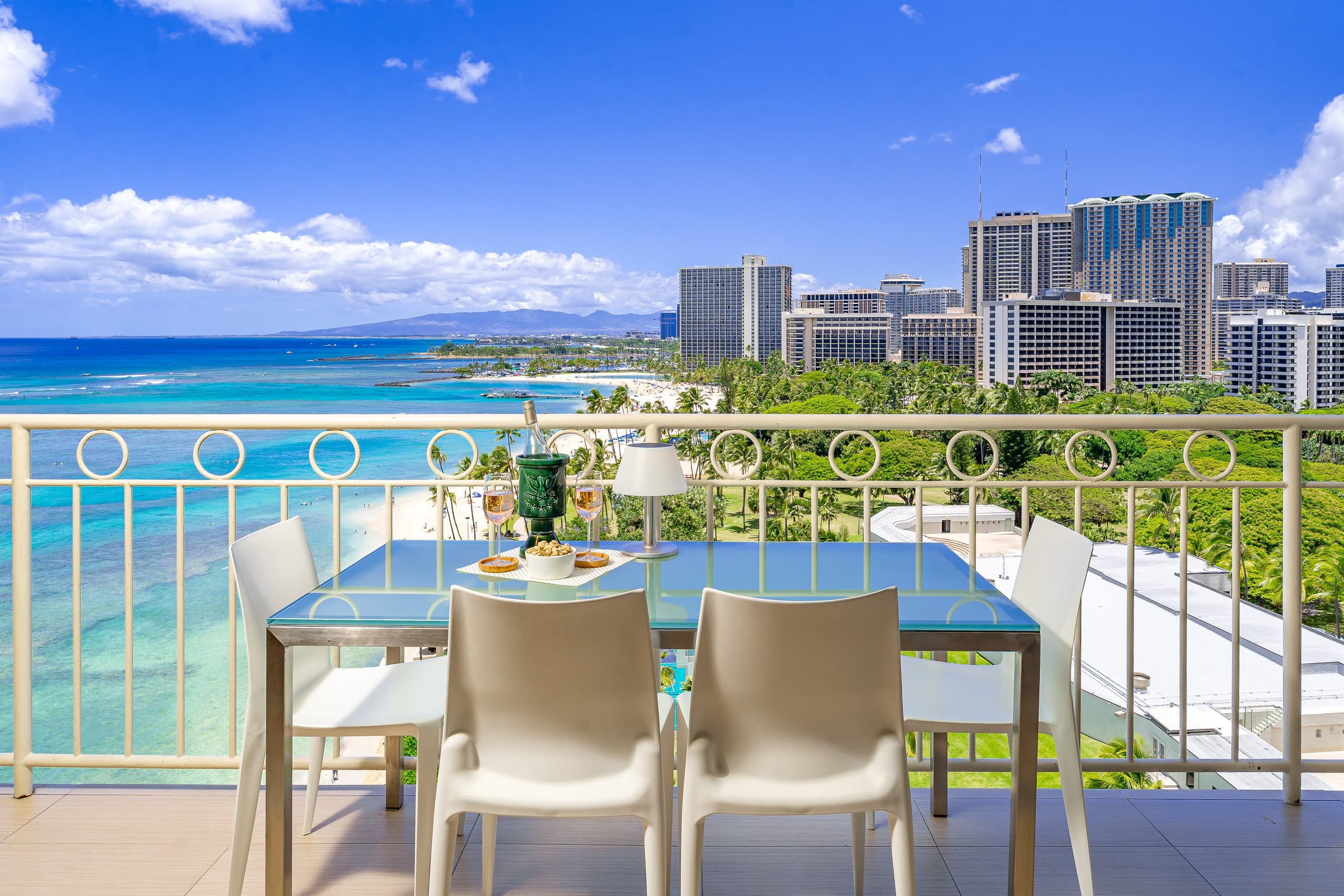 Condo in Honolulu · ★4.97 · 2 bedrooms · 2 beds · 2 private baths - Image 36