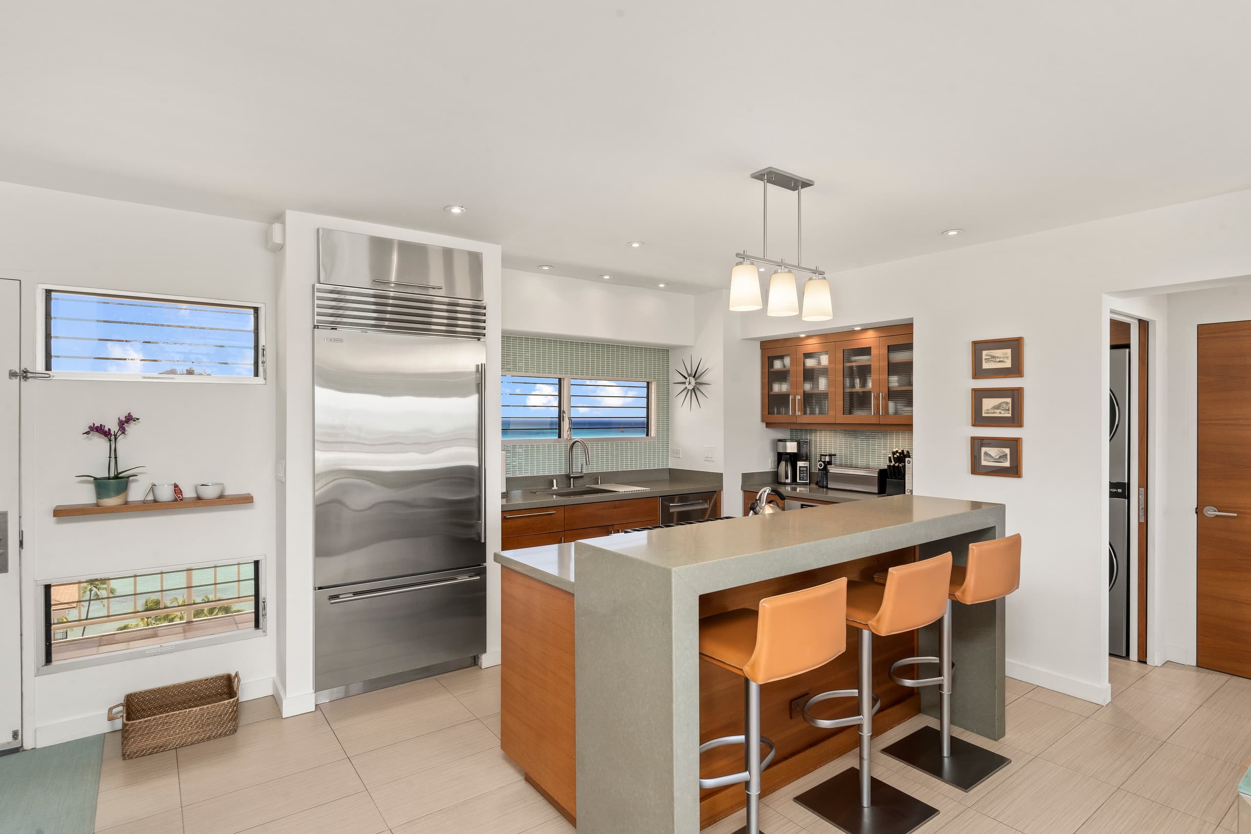 Condo in Honolulu · ★4.97 · 2 bedrooms · 2 beds · 2 private baths - Image 13