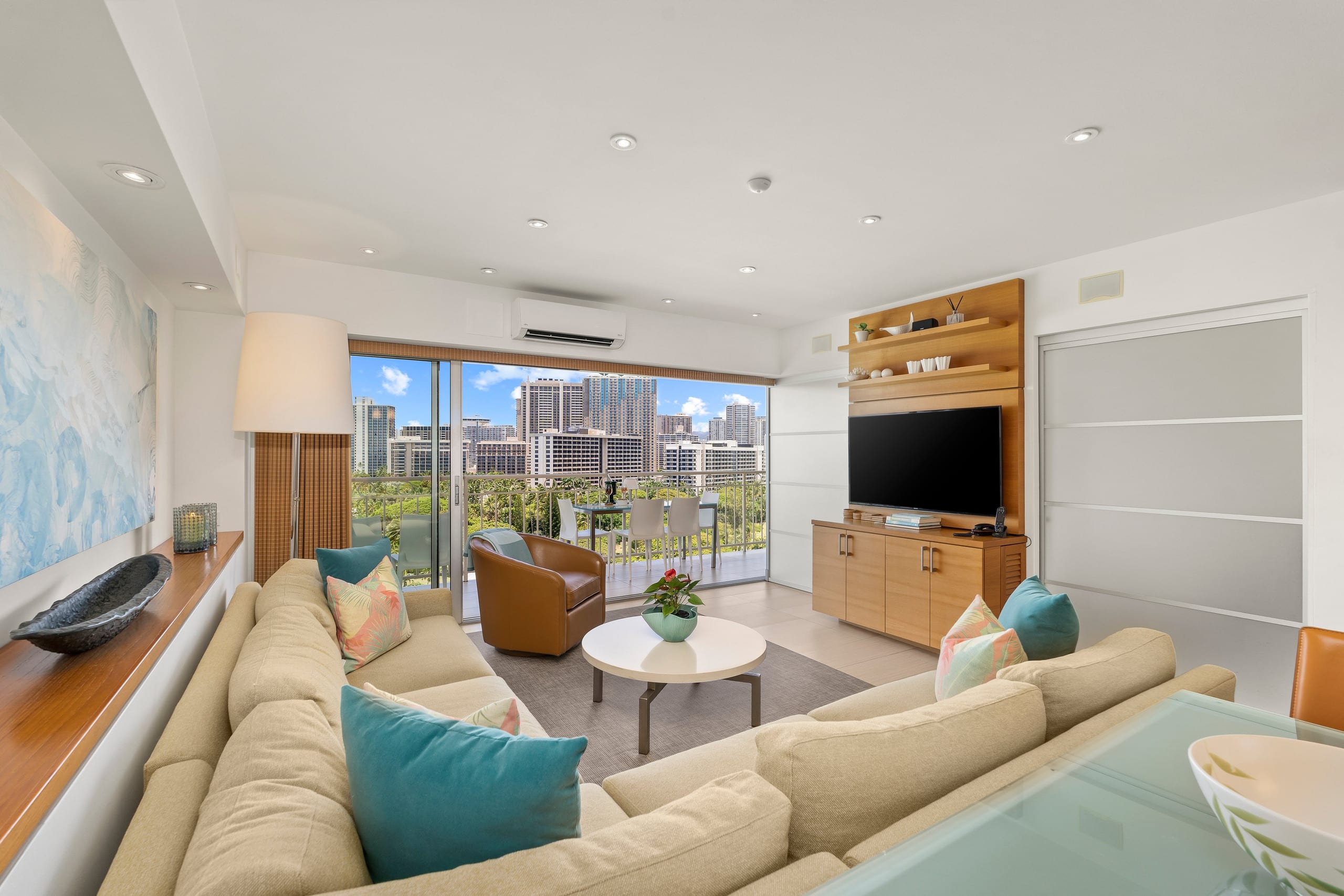 Condo in Honolulu · ★4.97 · 2 bedrooms · 2 beds · 2 private baths - Image 7