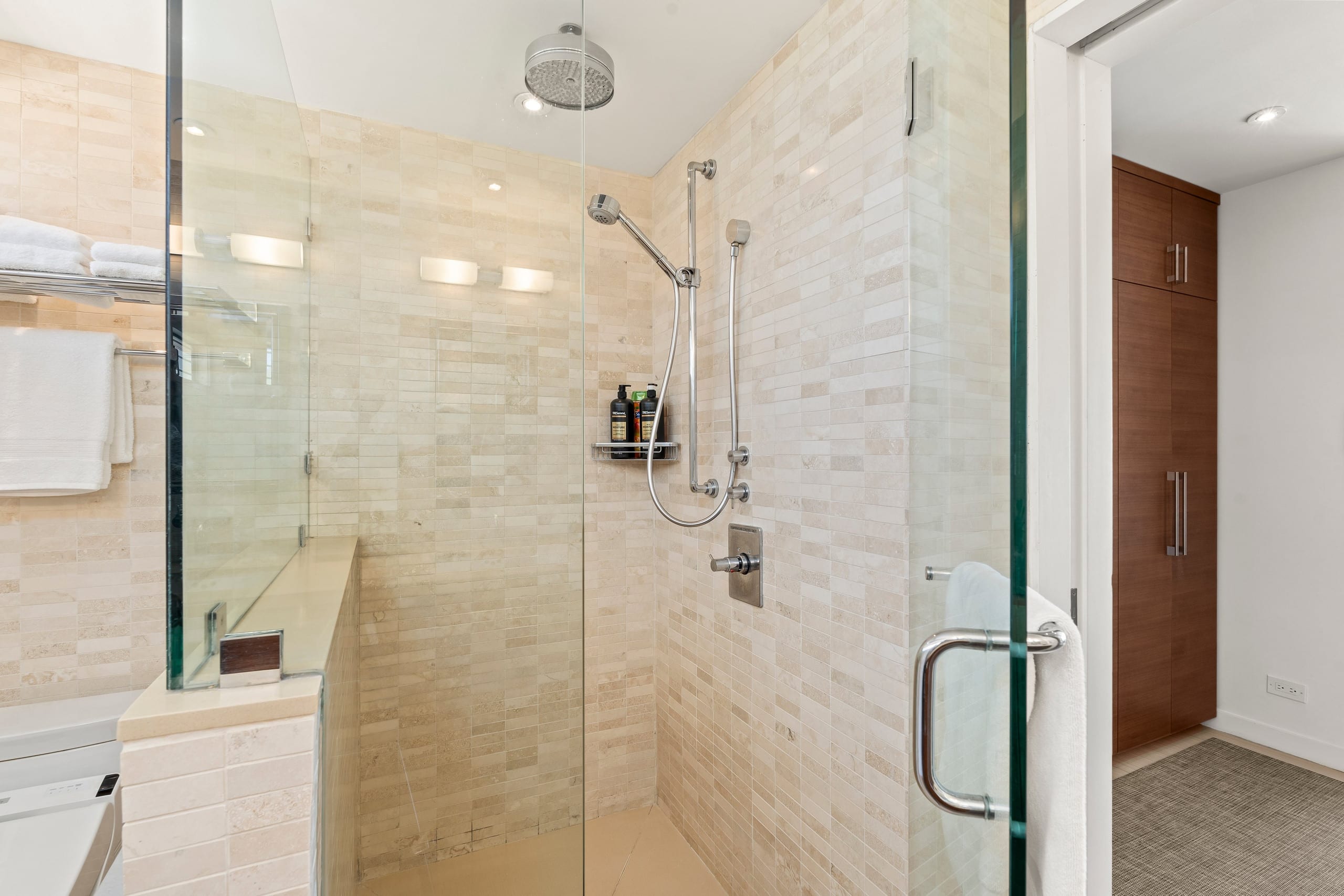 Condo in Honolulu · ★4.97 · 2 bedrooms · 2 beds · 2 private baths - Image 33