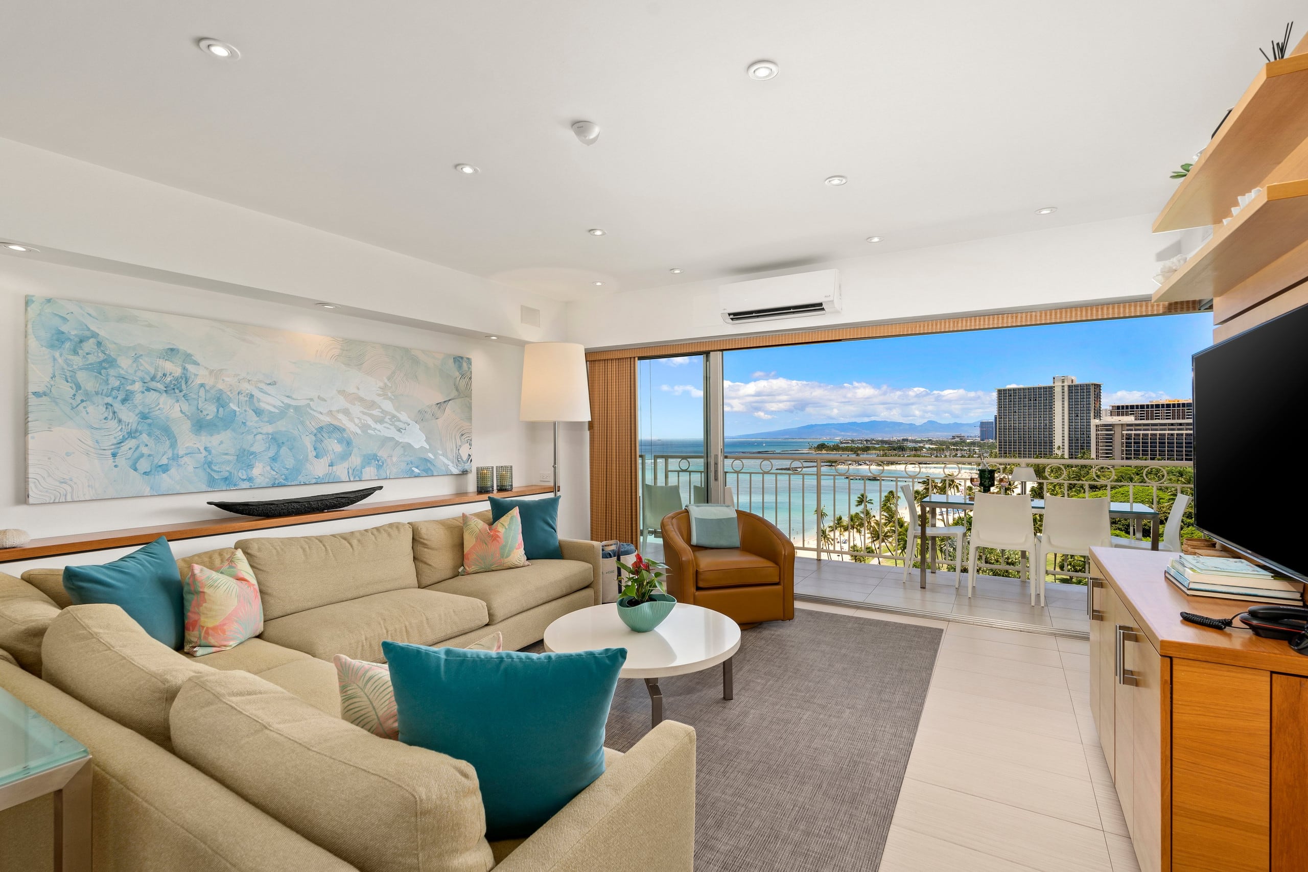 Condo in Honolulu · ★4.97 · 2 bedrooms · 2 beds · 2 private baths - Image 4
