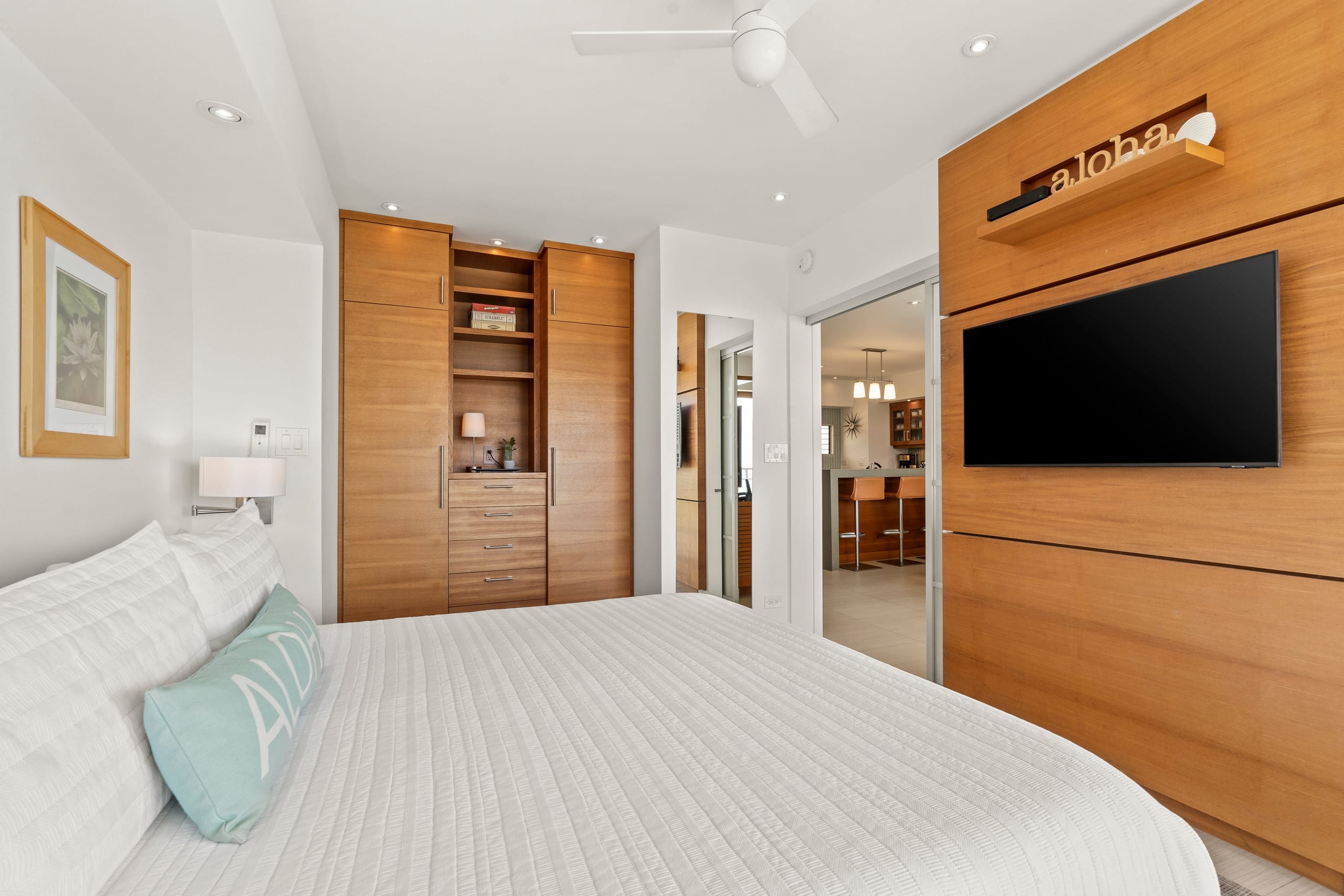 Condo in Honolulu · ★4.97 · 2 bedrooms · 2 beds · 2 private baths - Image 29