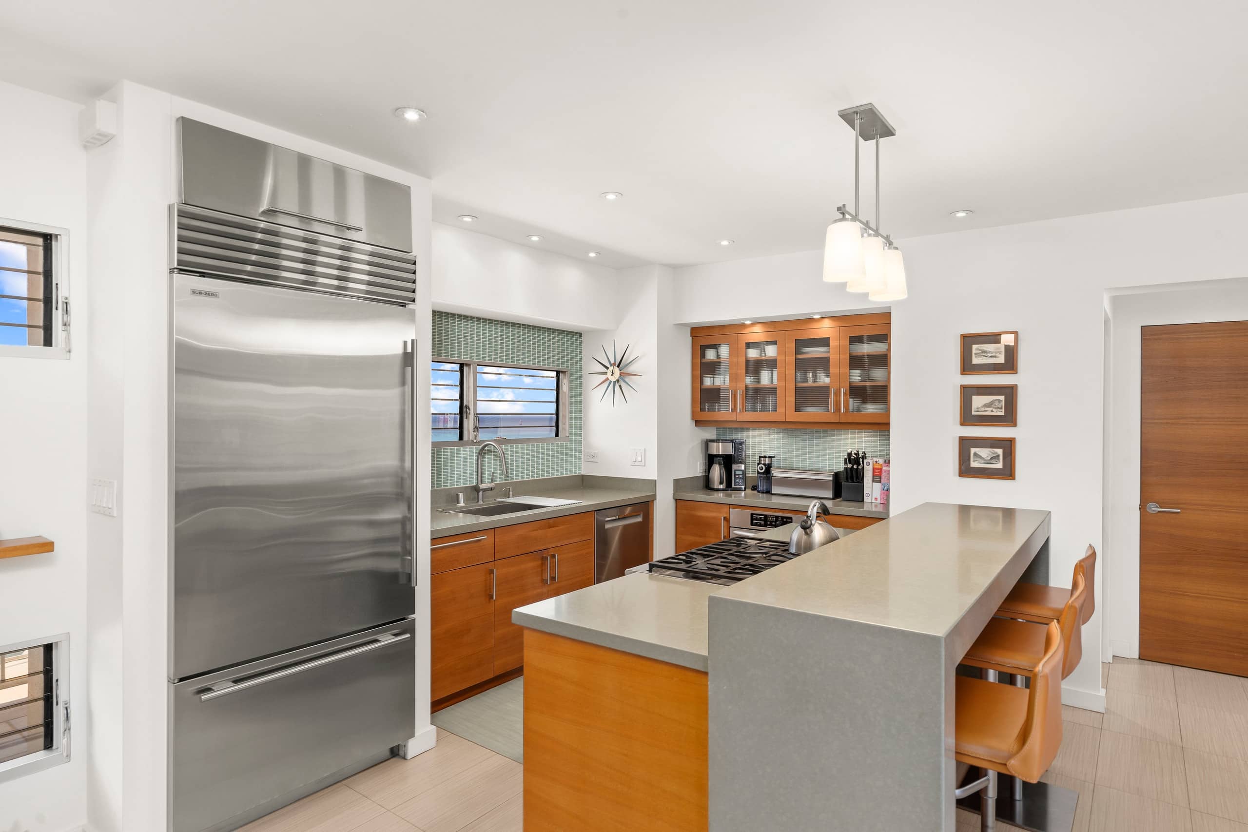 Condo in Honolulu · ★4.97 · 2 bedrooms · 2 beds · 2 private baths - Image 14