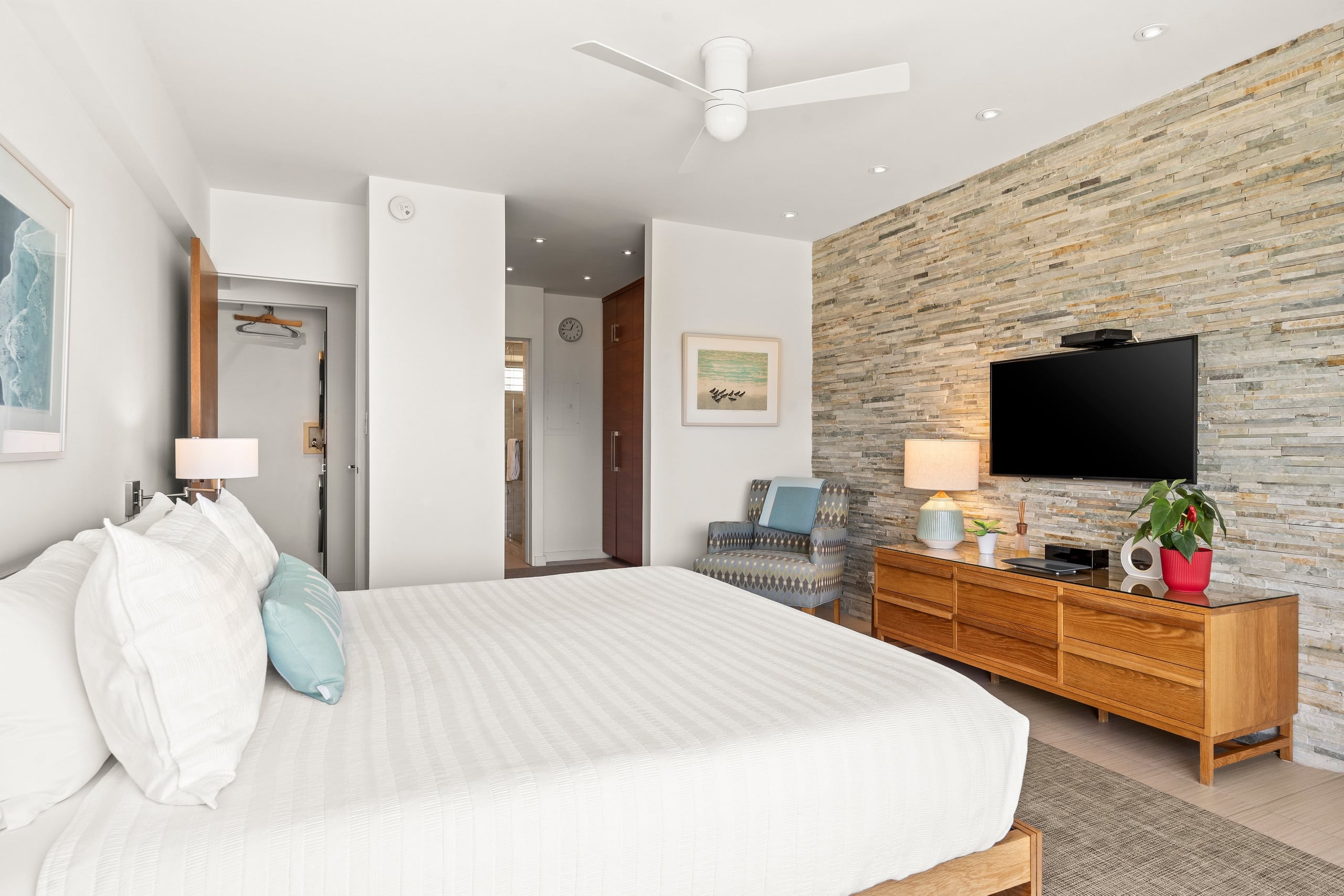 Condo in Honolulu · ★4.97 · 2 bedrooms · 2 beds · 2 private baths - Image 26