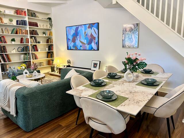 Gorgeous Mews House With Spacious Roof terrace gallery image 2