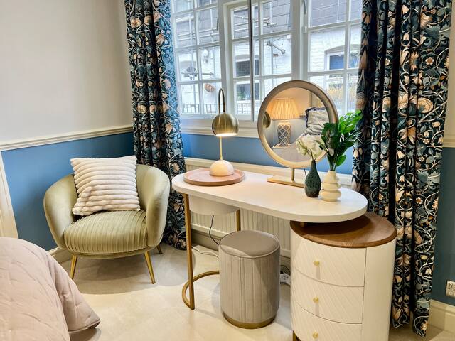 Gorgeous Mews House With Spacious Roof terrace gallery image 5