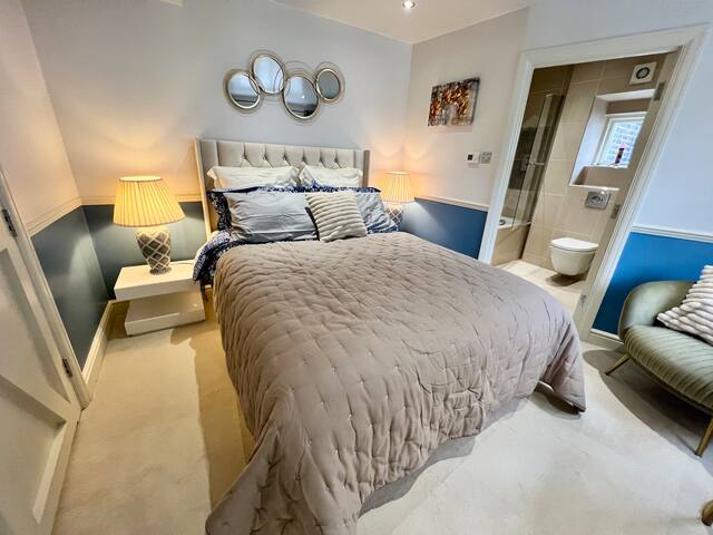 Gorgeous Mews House With Spacious Roof terrace gallery image 4