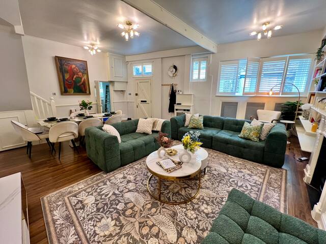 Gorgeous Mews House With Spacious Roof terrace gallery image 3