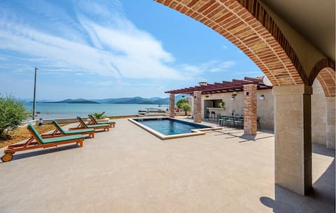 Amazing home in Drace