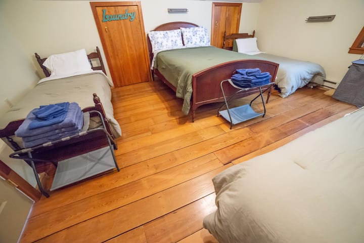 Spálňa na poschodí s manželskou posteľou a 3 samostatnými posteľami