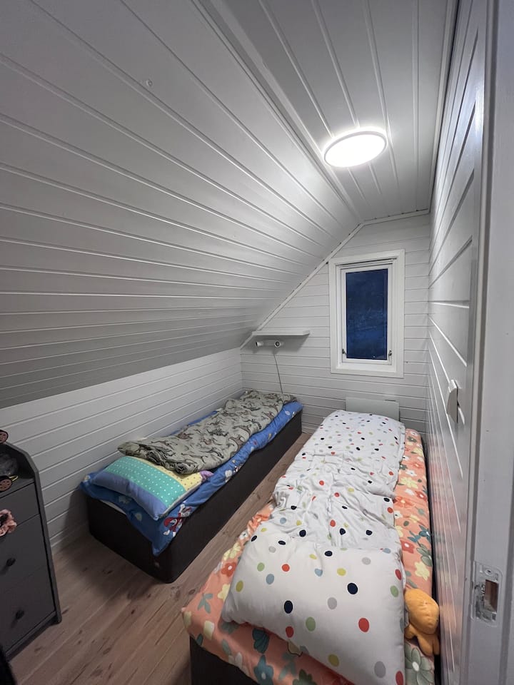 2 ერთადგილიანი საწოლი-80 სმ თითოეული. 