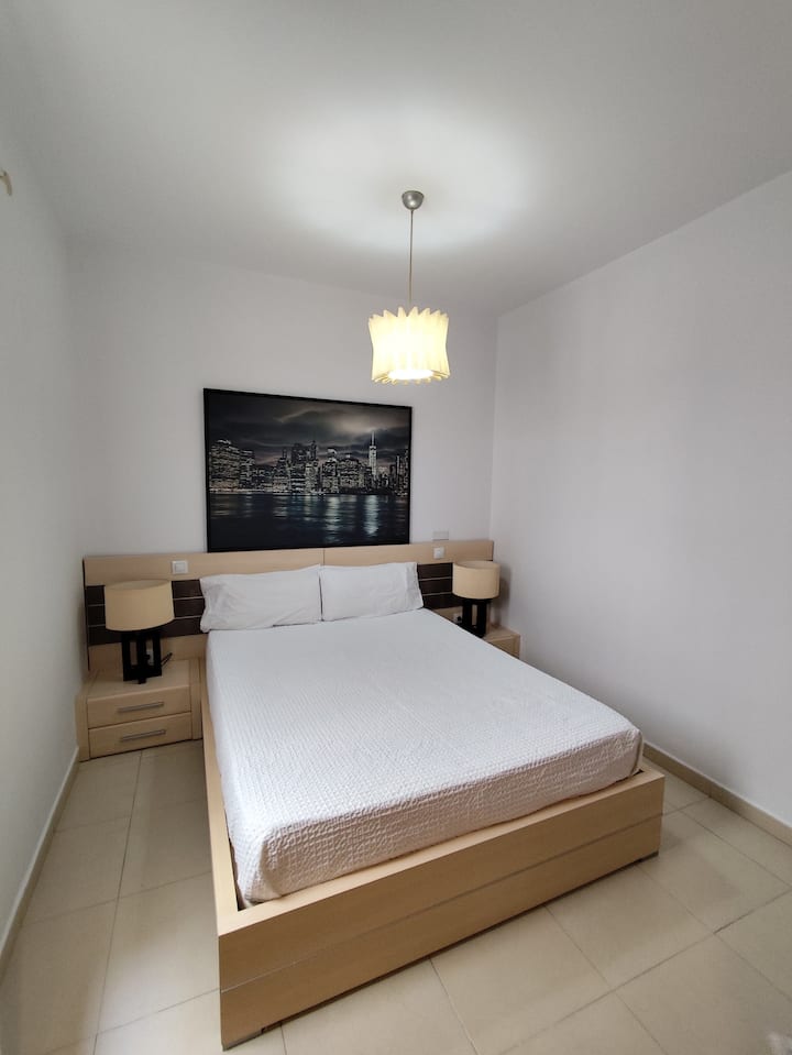 Habitación tranquila y acogedora con cama doble, perfecta para un descanso reparador. Cuenta con un amplio armario empotrado para organizar tus pertenencias y ofrecerte una estancia cómoda y ordenada