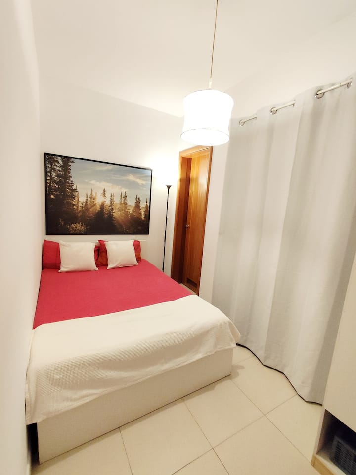 Habitación tranquila y acogedora con cama doble, perfecta para un descanso reparador después de un día explorando Lanzarote. tiene acceso directo al cuarto de lavado.
