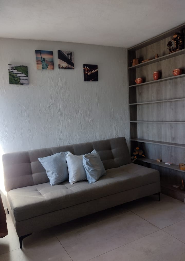 Sebule yetu ina vitanda viwili vya sofa vinavyostarehesha kwa ajili ya ukaaji wako.