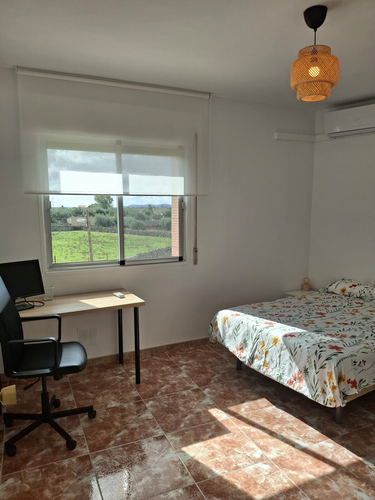 Dhoma 2 ka A/C dhe pompë nxehtësie. Krevat me 1.35 dhe mundësi për të shtuar 90 shtesë. Dyshek dhe jastëkë visco të Pikolin. Dollapi ka një sirtar, raft dhe varëse rrobash. Ka një tavolinë studimi dhe karrige. Pamje nga vendi.