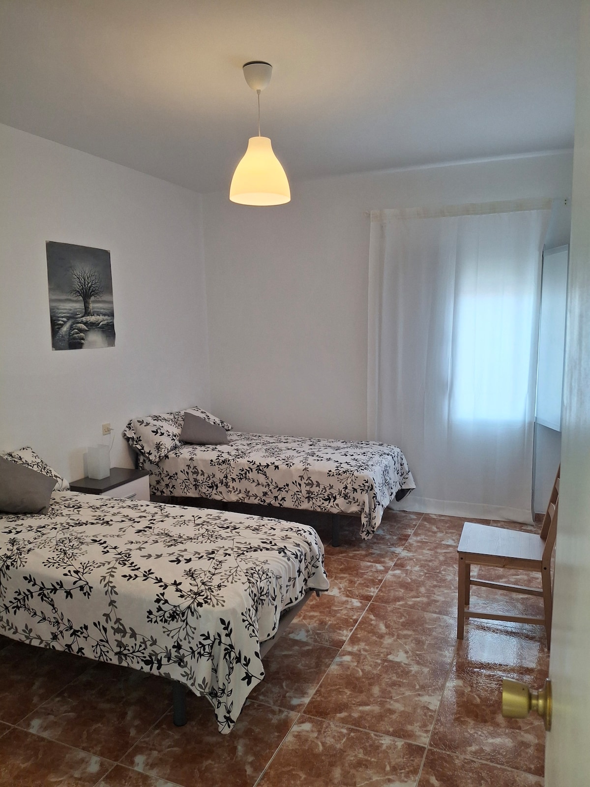 Dhoma 3 ka një radiator dhe një ventilator. 2 90 krevate, me mundësi për një krevat tjetër shtesë. Dyshekët dhe jastëkët visko të Pikolinit. Dollapi ka një sirtar, raft dhe varëse rrobash. Ballkon në dhomë. Pamjet e fshatit.