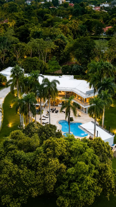 “Private Resort Mansion w/ Pool & Jacuzzi – Melgar