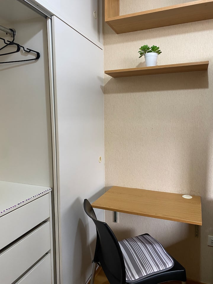 La chambre dispose d'un lit superposé de 1,5 place, d'un espace de travail, d'une penderie spacieuse et d'un rideau blackout.