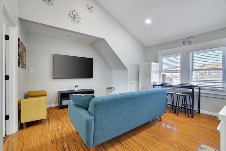 2br Apt Near Ewr & Nyc • Workspace + Parking - Newark, NJ