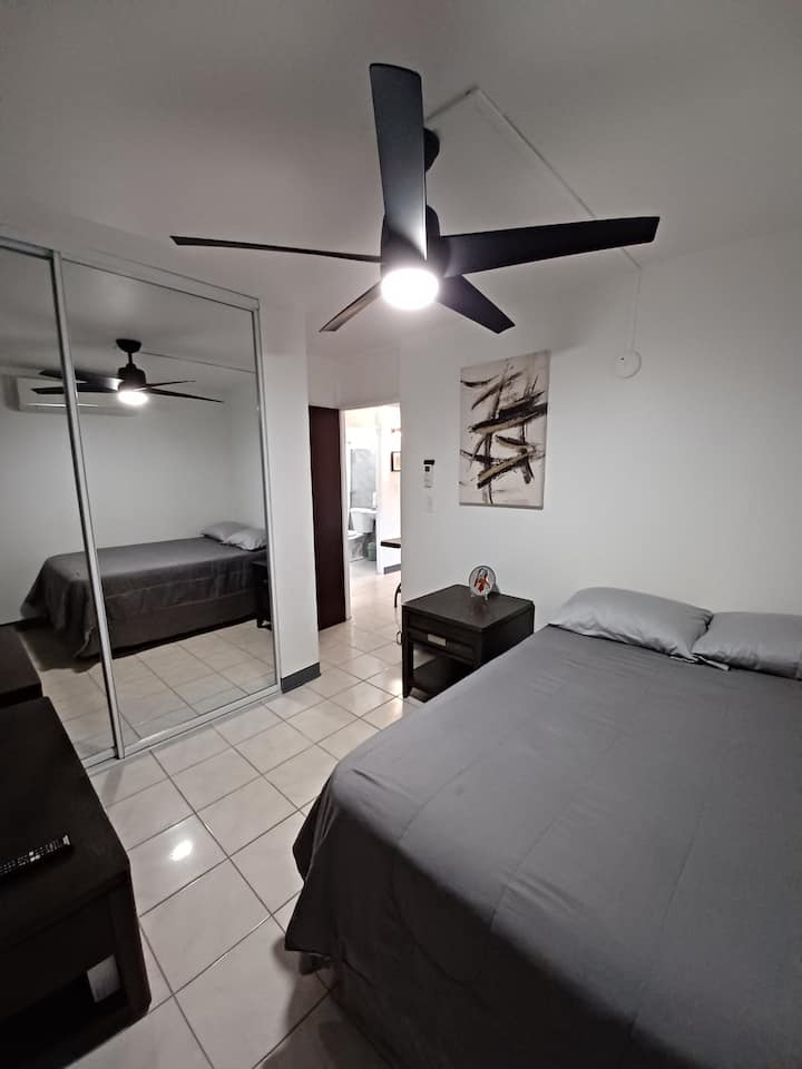 El dormitorio está equipado con una unidad de aire acondicionado de 12 kW y ventilador de techo. Hay un televisor inteligente Samsung de 43 pulgadas conectado a WiFi.
