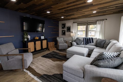 Hawks Haus
Spacious and charming 
6 bedroom/2 bath