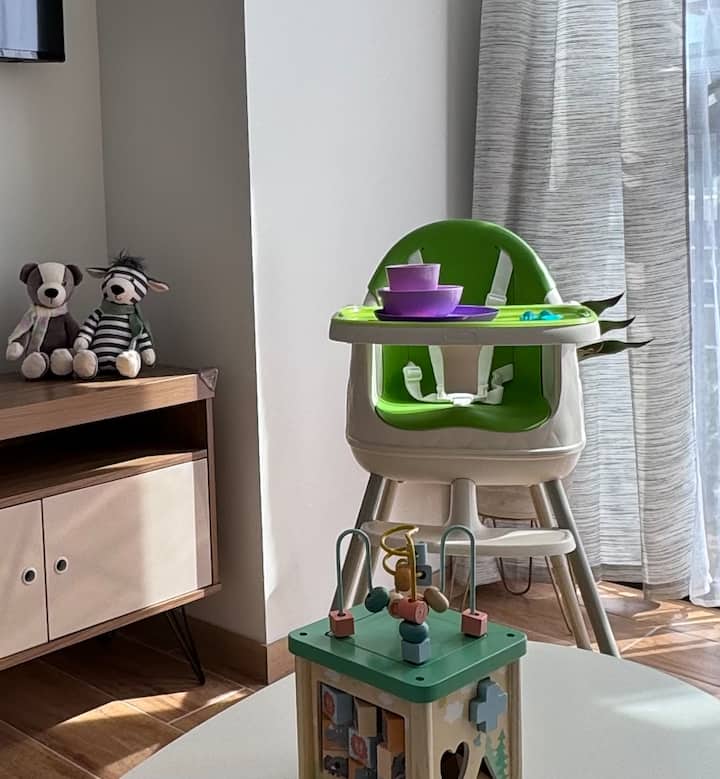 We hebben een eetstoel voor kinderen, een interactief houten spel, knuffels en speciaal bestek. We willen dat zowel volwassenen als kinderen zich op hun gemak en welkom voelen tijdens je verblijf. 