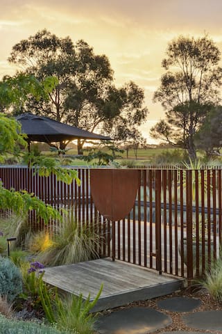 Pt Leo Beach Farm House – Pool/Sauna-walk to beach