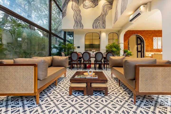 6BR Luxe Villa w/Pool Near Beach