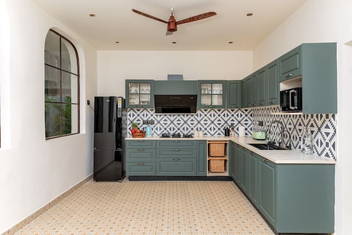 6BR Luxe Villa w/Pool Near Beach
