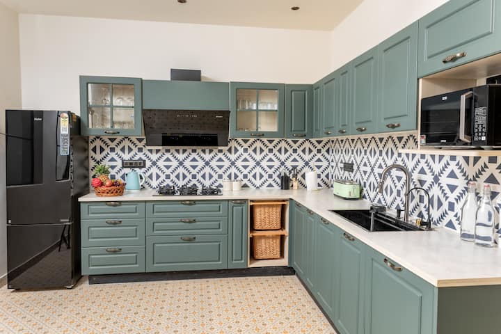 6BR Luxe Villa w/Pool Near Beach