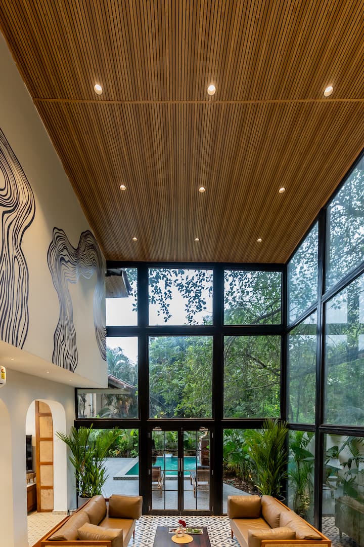 6BR Luxe Villa w/Pool Near Beach
