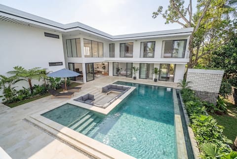 Luxe Tropical 6BR Villa w Pool Lounge • Prime Ubud